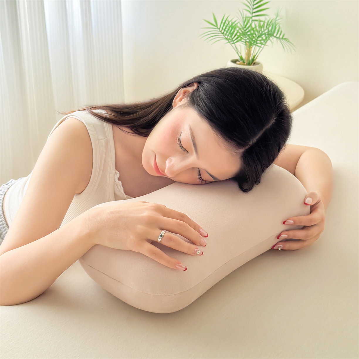 91家纺网 家纺一手货源 找家纺 麦肯锡 2025新款护颈记忆枕枕头枕芯-模特图 嫩粉色