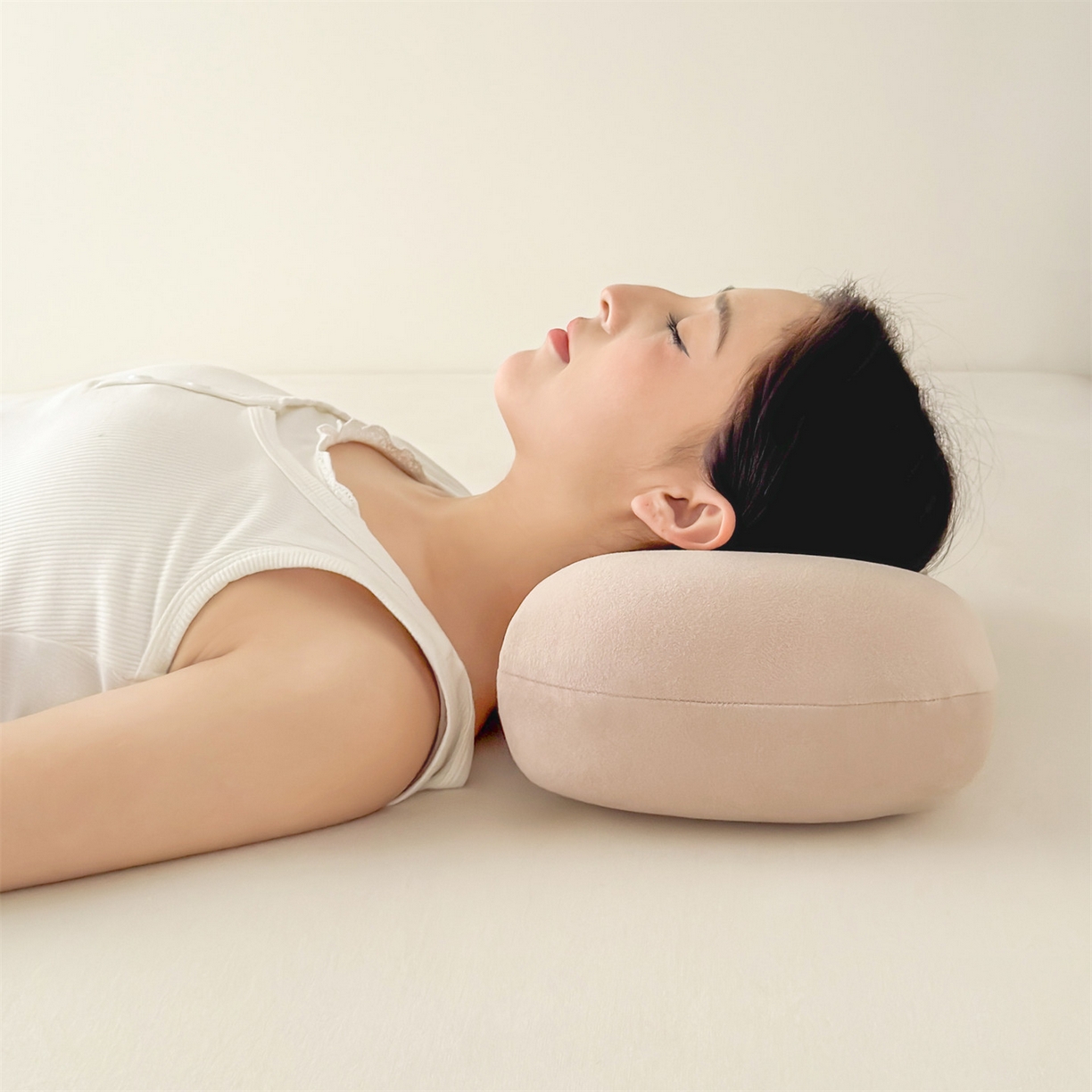 91家纺网 家纺一手货源 找家纺 麦肯锡 2025新款护颈记忆枕枕头枕芯-模特图 嫩粉色