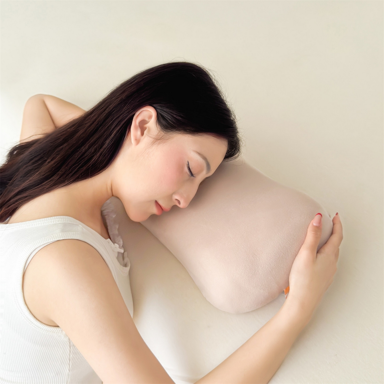 91家纺网 家纺一手货源 找家纺 麦肯锡 2025新款护颈记忆枕枕头枕芯-模特图 嫩粉色