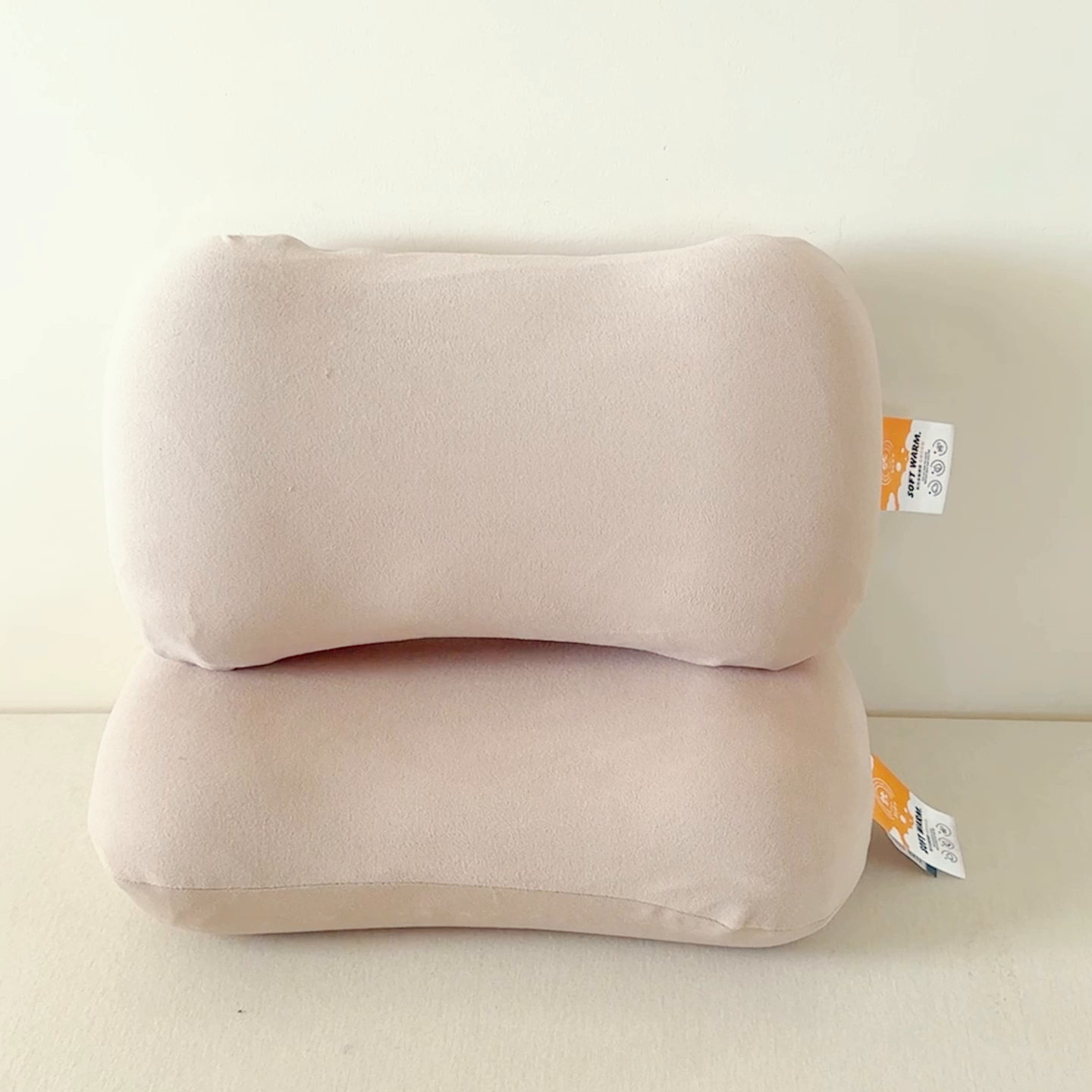 91家纺网 家纺一手货源 找家纺 麦肯锡 2025新款护颈记忆枕枕头枕芯-模特图 嫩粉色