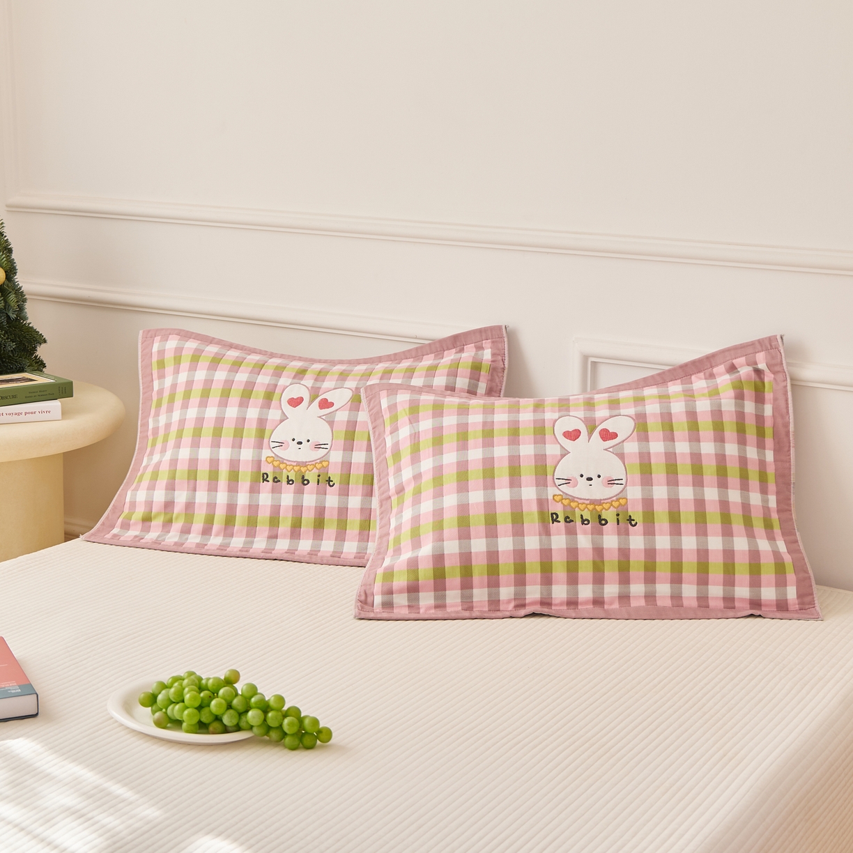 91家纺网 家纺一手货源 找家纺 沐瑟家纺 2025新款卡通格子纯棉八层枕巾（含质检报告） 爱心兔