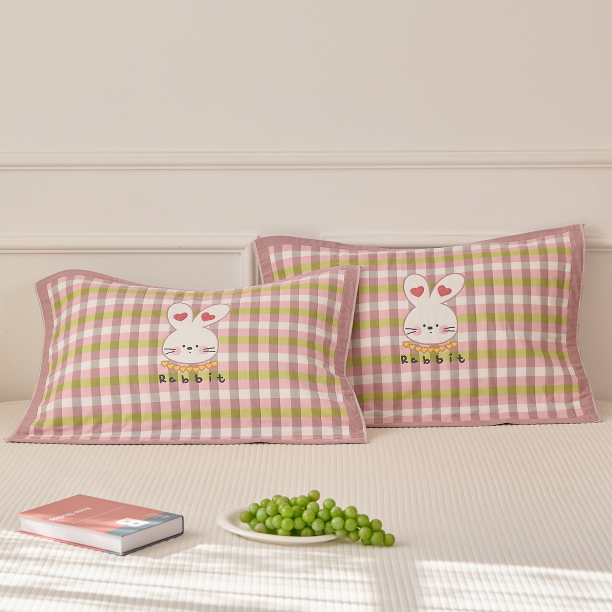 91家纺网 家纺一手货源 找家纺 沐瑟家纺 2025新款卡通格子纯棉八层枕巾（含质检报告） 爱心兔