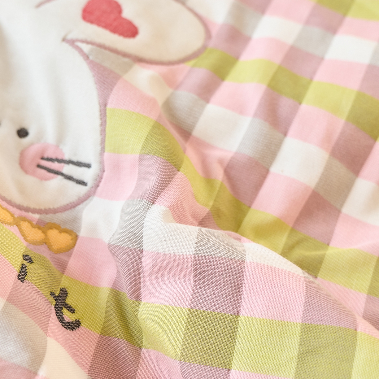 91家纺网 家纺一手货源 找家纺 沐瑟家纺 2025新款卡通格子纯棉八层枕巾（含质检报告） 爱心兔