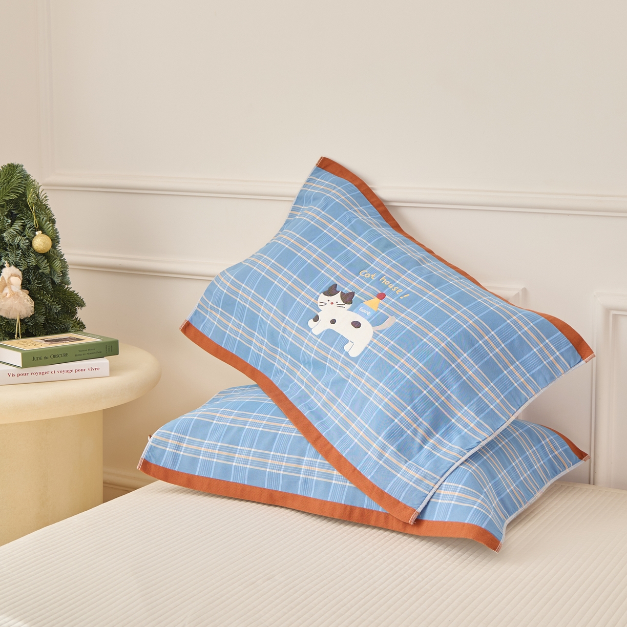 91家纺网 家纺一手货源 找家纺 沐瑟家纺 2025新款卡通格子纯棉八层枕巾（含质检报告） 房子猫