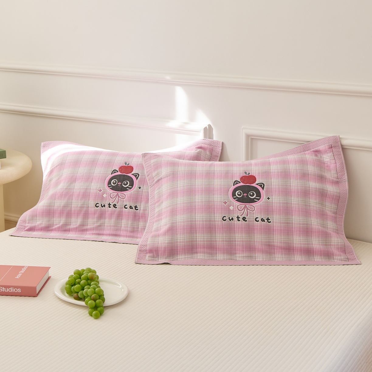 91家纺网 家纺一手货源 找家纺 沐瑟家纺 2025新款卡通格子纯棉八层枕巾（含质检报告） 苹果猫