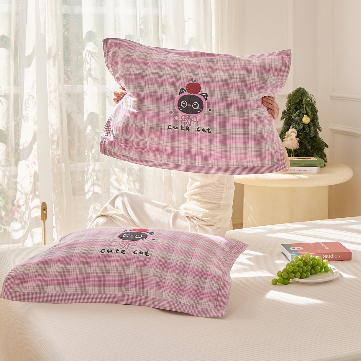 91家纺网 家纺一手货源 找家纺 沐瑟家纺 2025新款卡通格子纯棉八层枕巾（含质检报告） 苹果猫