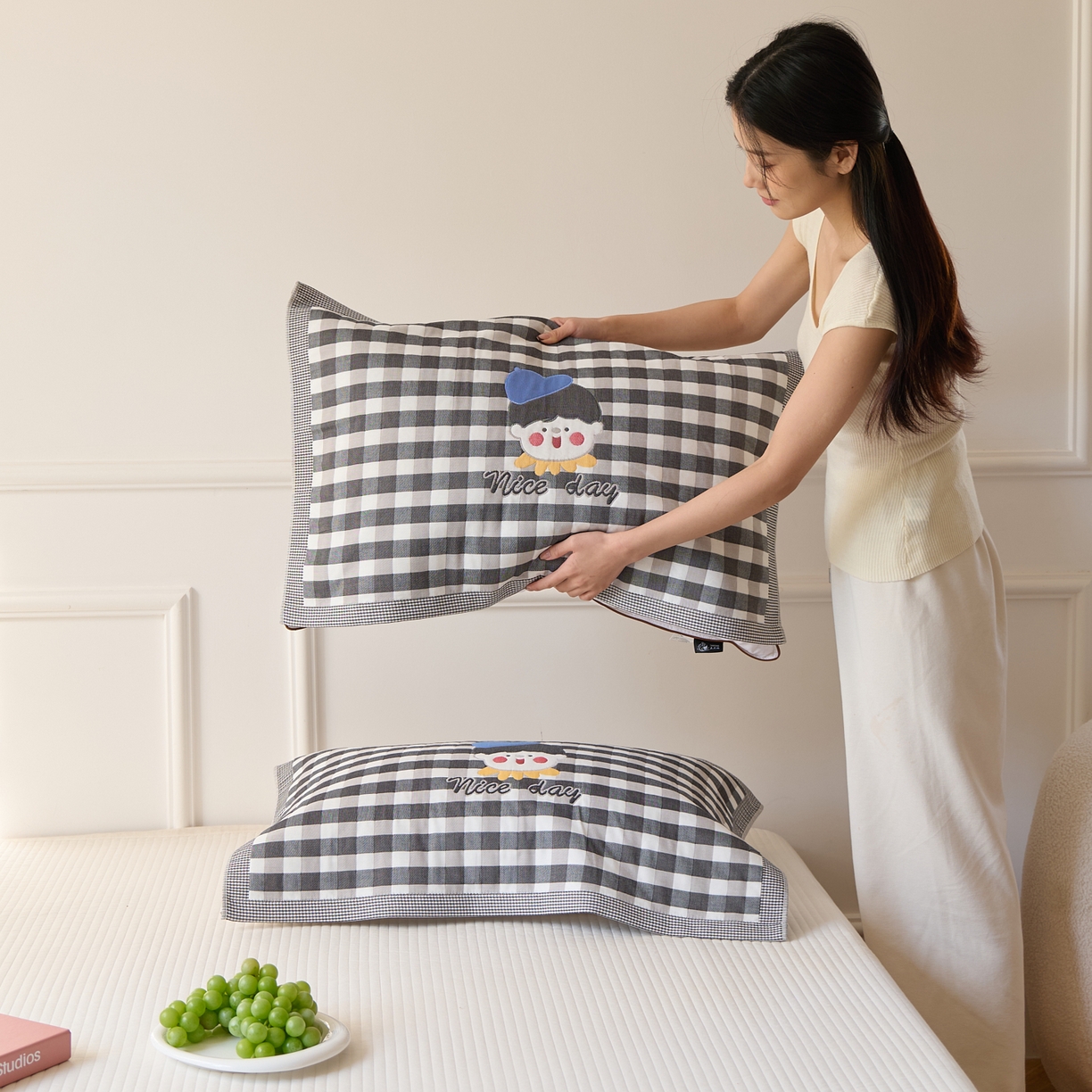 91家纺网 家纺一手货源 找家纺 沐瑟家纺 2025新款卡通格子纯棉八层枕巾（含质检报告） 球帽男孩