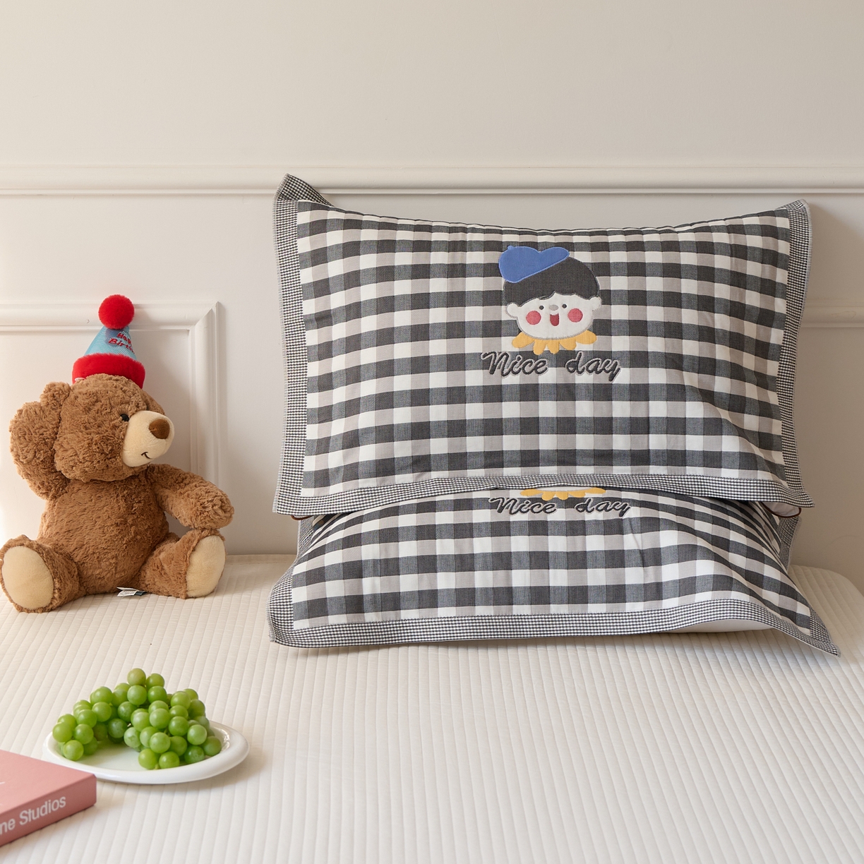 91家纺网 家纺一手货源 找家纺 沐瑟家纺 2025新款卡通格子纯棉八层枕巾（含质检报告） 球帽男孩