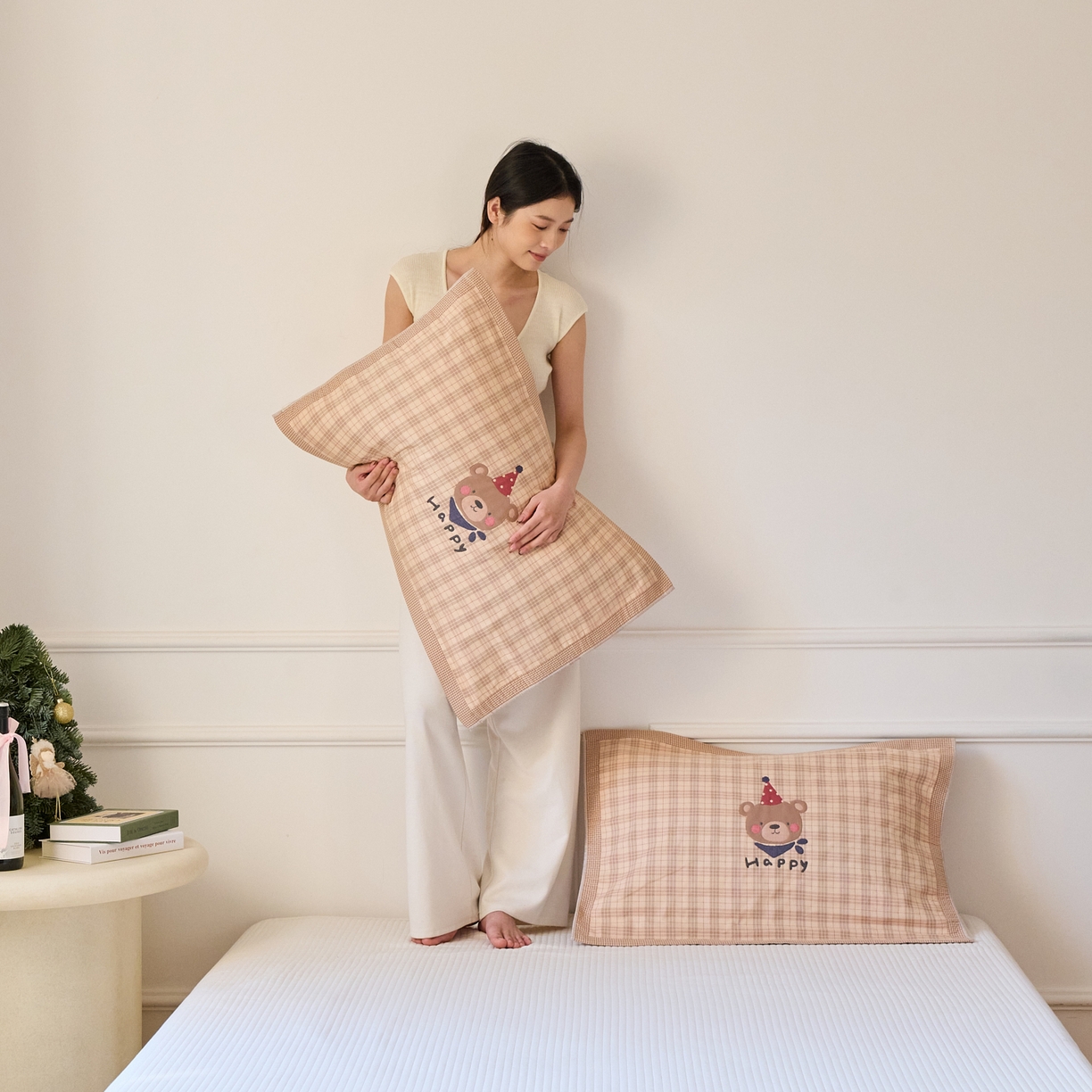 91家纺网 家纺一手货源 找家纺 沐瑟家纺 2025新款卡通格子纯棉八层枕巾（含质检报告） 圣诞熊