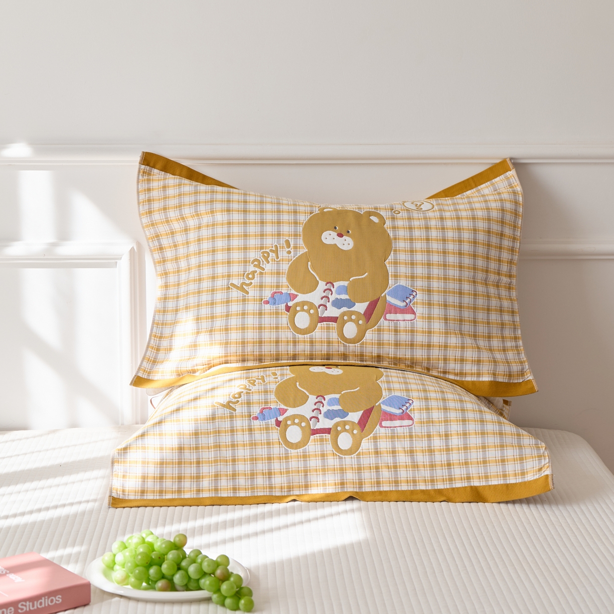 91家纺网 家纺一手货源 找家纺 沐瑟家纺 2025新款卡通格子纯棉八层枕巾（含质检报告） 小黄熊