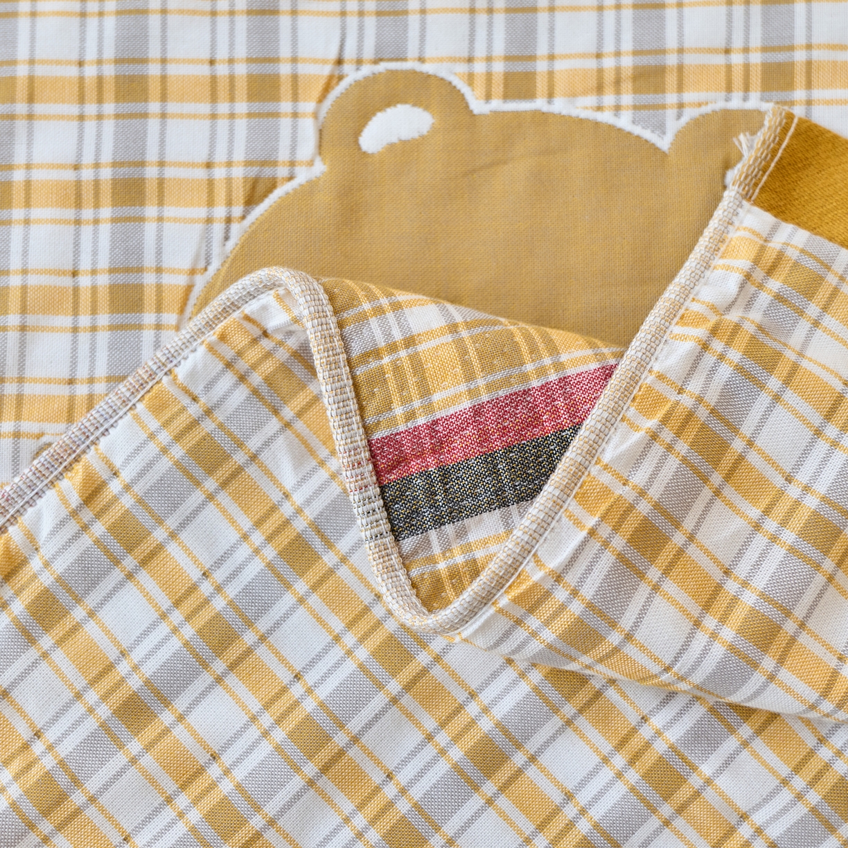 91家纺网 家纺一手货源 找家纺 沐瑟家纺 2025新款卡通格子纯棉八层枕巾（含质检报告） 小黄熊