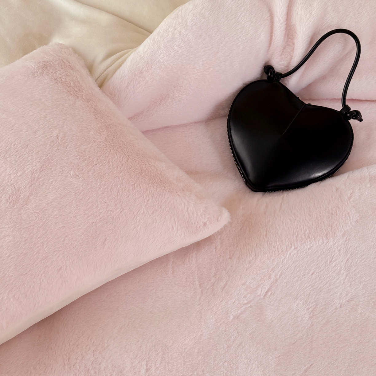 91家纺网 家纺一手货源 找家纺 （总）ONE TWO ONE 121 2025秋冬新款纯色双拼兔毛绒牛奶绒床上用品被套床单枕套四件套被子床垫褥子被芯毛毯 （会员：-10元）