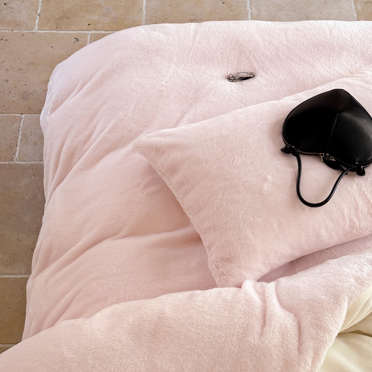 91家纺网 家纺一手货源 找家纺 （总）ONE TWO ONE 121 2025秋冬新款纯色双拼兔毛绒牛奶绒床上用品被套床单枕套四件套被子床垫褥子被芯毛毯 （会员：-10元）