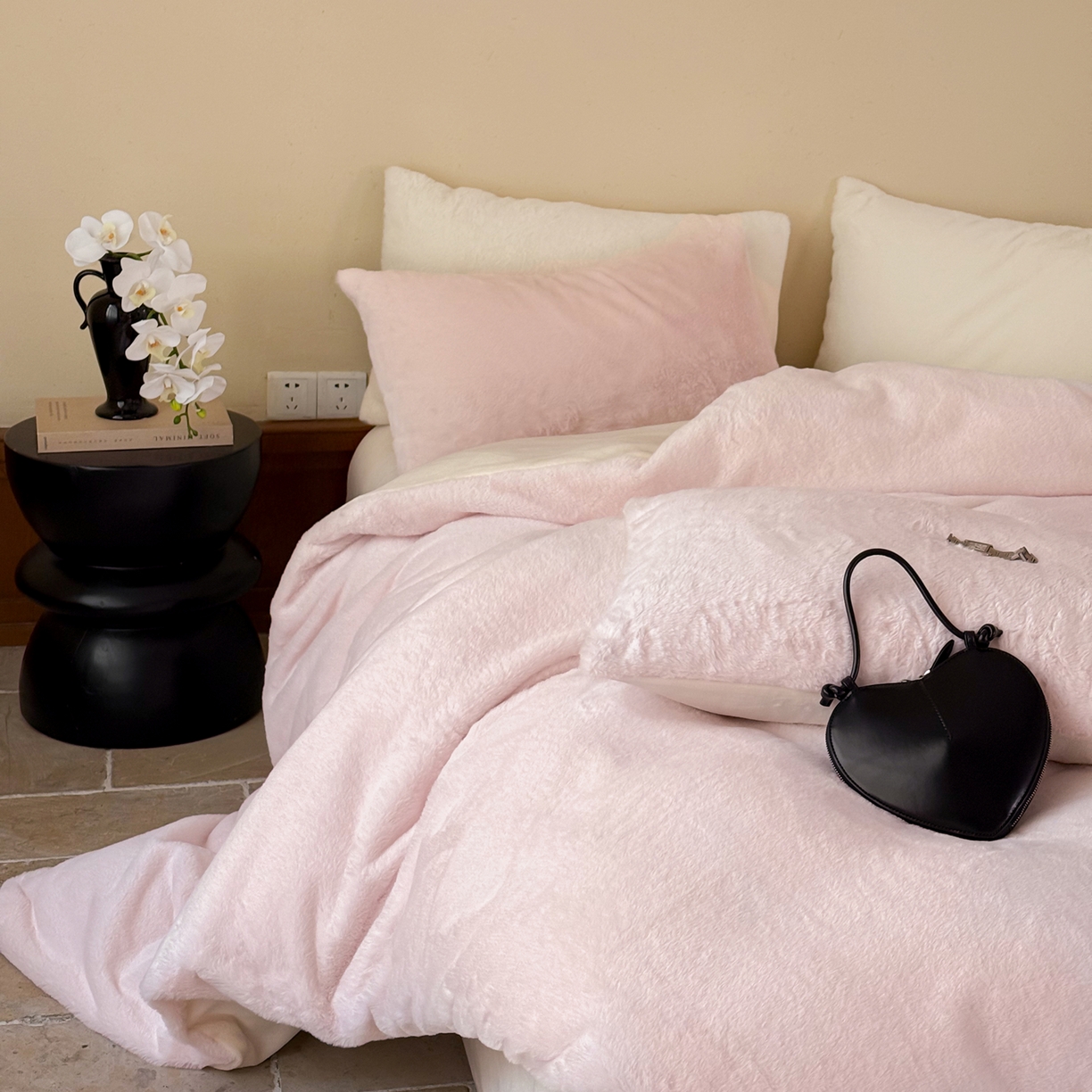 91家纺网 家纺一手货源 找家纺 ONE TWO ONE 121 2025秋冬新款纯色双拼兔毛绒牛奶绒床上用品被套床单枕套四件套被子床垫褥子被芯毛毯 （会员：-10元） 安娜-粉昔