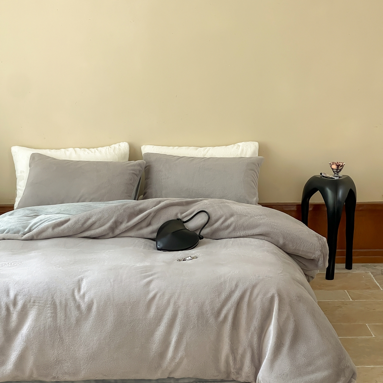 91家纺网 家纺一手货源 找家纺 ONE TWO ONE 121 2025秋冬新款纯色双拼兔毛绒牛奶绒床上用品被套床单枕套四件套被子床垫褥子被芯毛毯 （会员：-10元） 安娜-灰咖