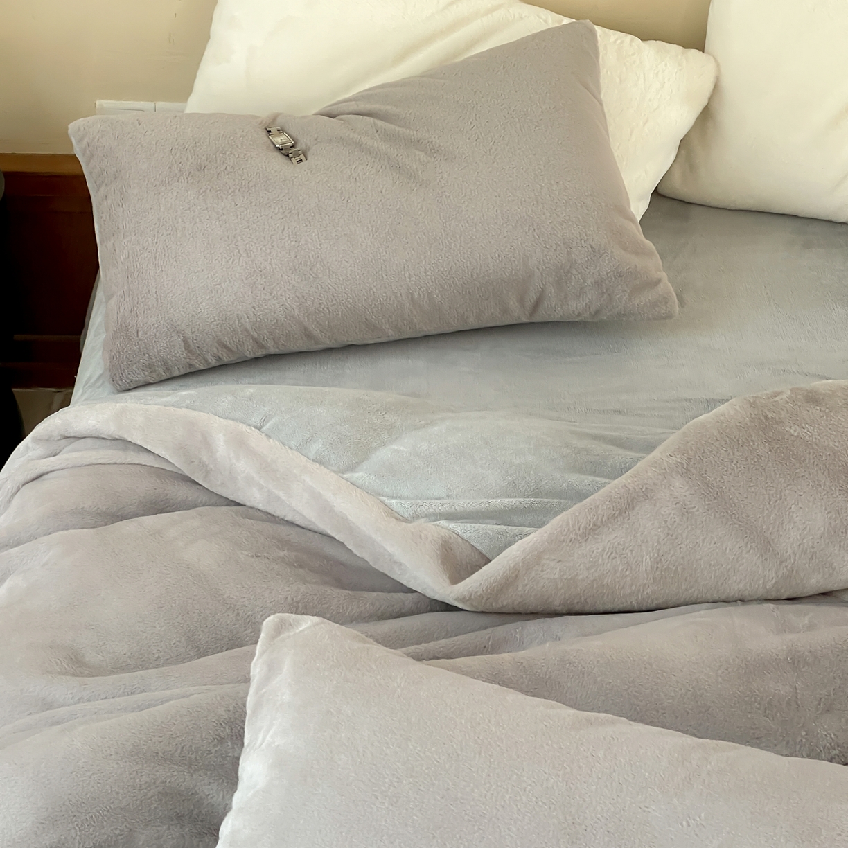 91家纺网 家纺一手货源 找家纺 ONE TWO ONE 121 2025秋冬新款纯色双拼兔毛绒牛奶绒床上用品被套床单枕套四件套被子床垫褥子被芯毛毯 （会员：-10元） 安娜-灰咖