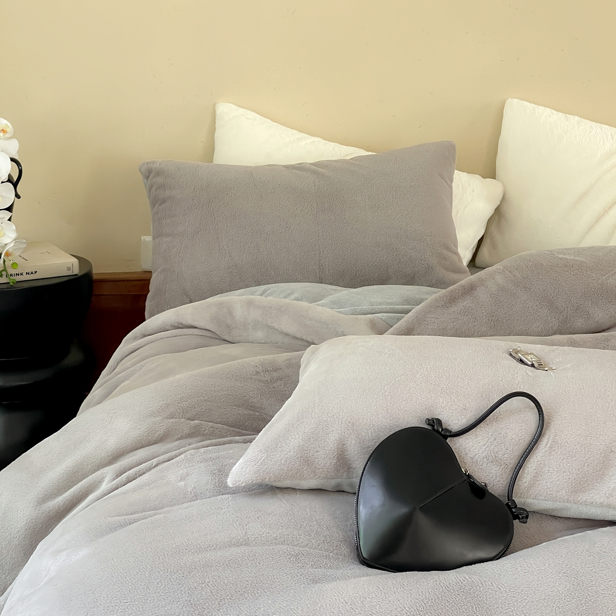 91家纺网 家纺一手货源 找家纺 ONE TWO ONE 121 2025秋冬新款纯色双拼兔毛绒牛奶绒床上用品被套床单枕套四件套被子床垫褥子被芯毛毯 （会员：-10元） 安娜-灰咖