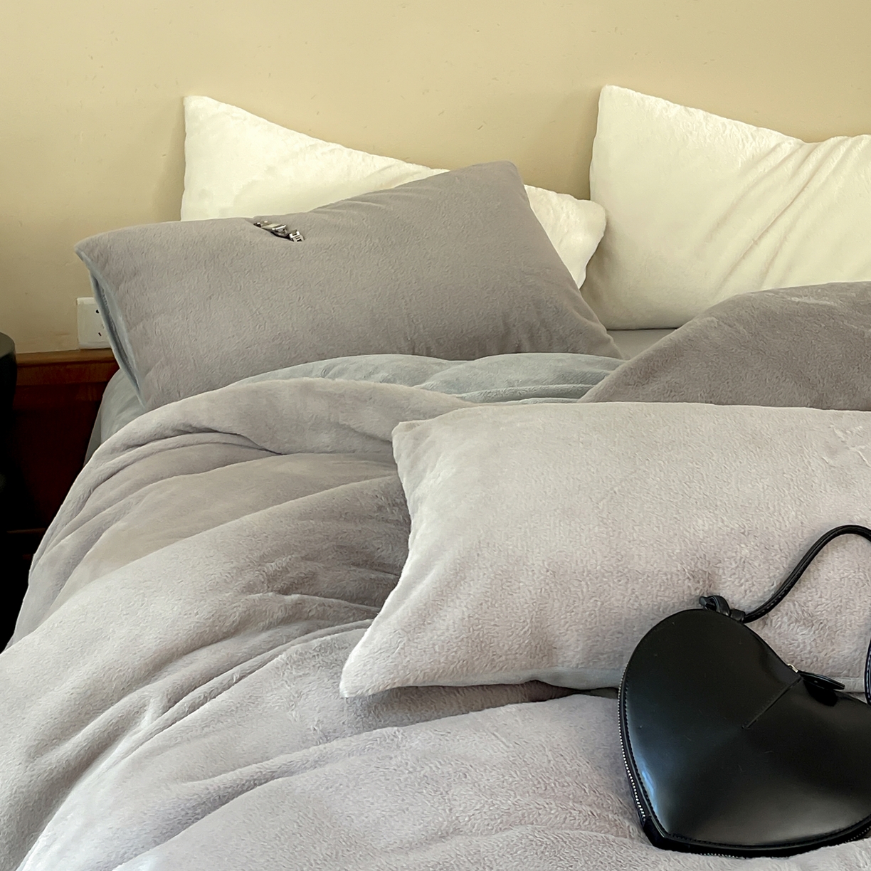 91家纺网 家纺一手货源 找家纺 ONE TWO ONE 121 2025秋冬新款纯色双拼兔毛绒牛奶绒床上用品被套床单枕套四件套被子床垫褥子被芯毛毯 （会员：-10元） 安娜-灰咖