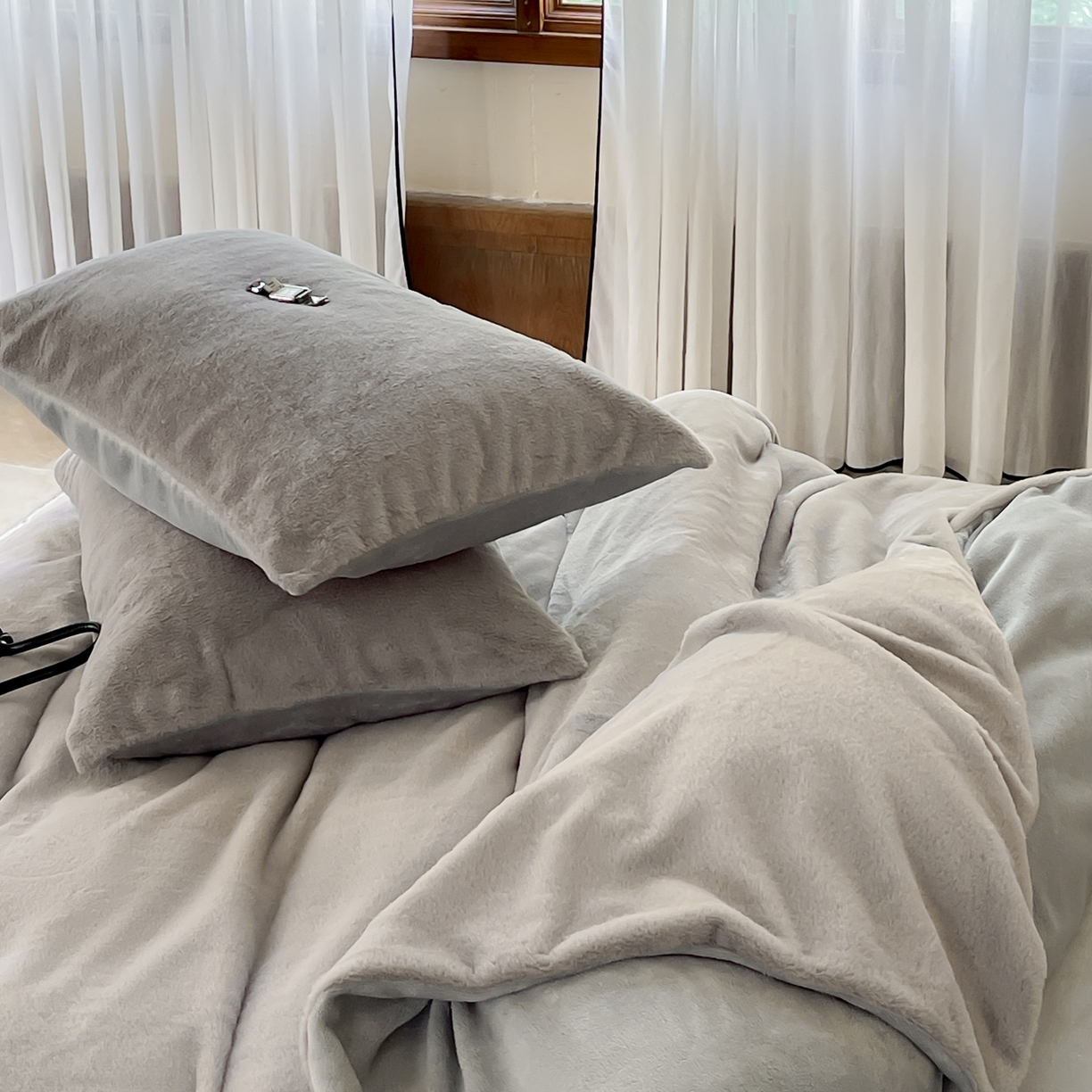 91家纺网 家纺一手货源 找家纺 ONE TWO ONE 121 2025秋冬新款纯色双拼兔毛绒牛奶绒床上用品被套床单枕套四件套被子床垫褥子被芯毛毯 （会员：-10元） 安娜-灰咖