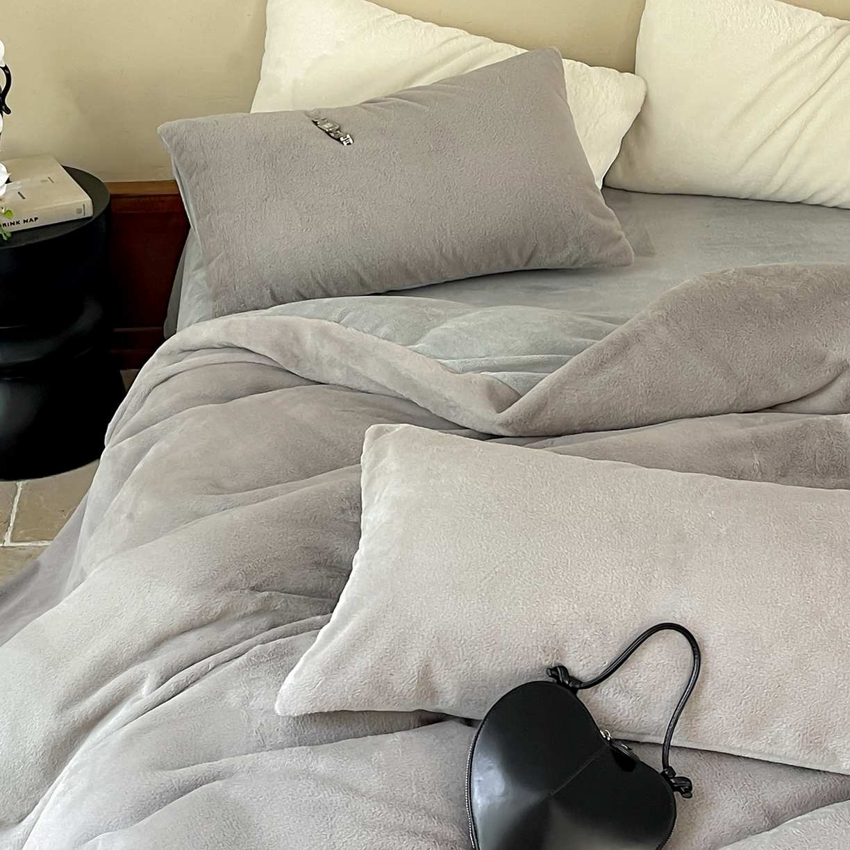 91家纺网 家纺一手货源 找家纺 ONE TWO ONE 121 2025秋冬新款纯色双拼兔毛绒牛奶绒床上用品被套床单枕套四件套被子床垫褥子被芯毛毯 （会员：-10元） 安娜-灰咖