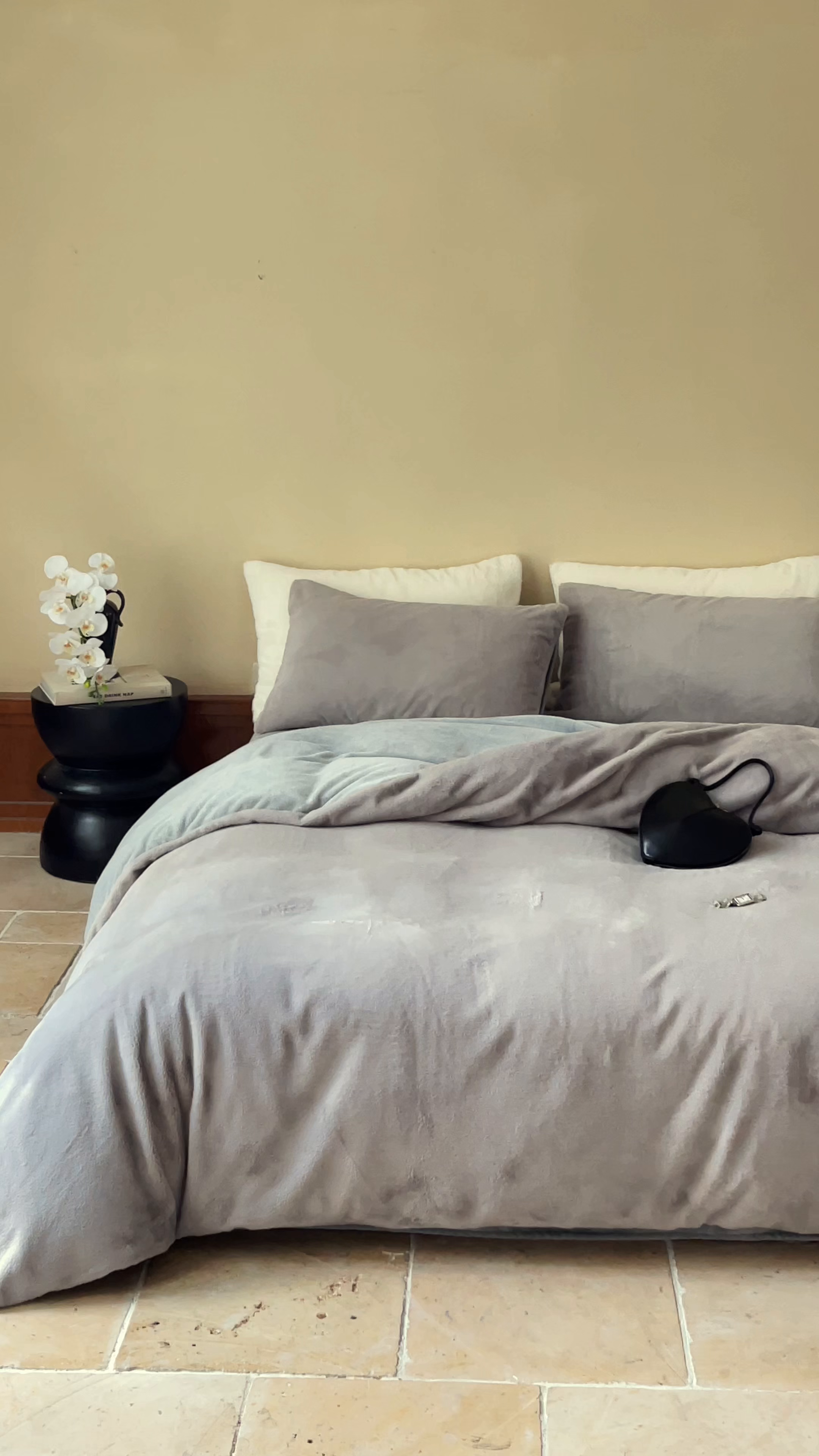 91家纺网 家纺一手货源 找家纺 ONE TWO ONE 121 2025秋冬新款纯色双拼兔毛绒牛奶绒床上用品被套床单枕套四件套被子床垫褥子被芯毛毯 （会员：-10元） 安娜-灰咖