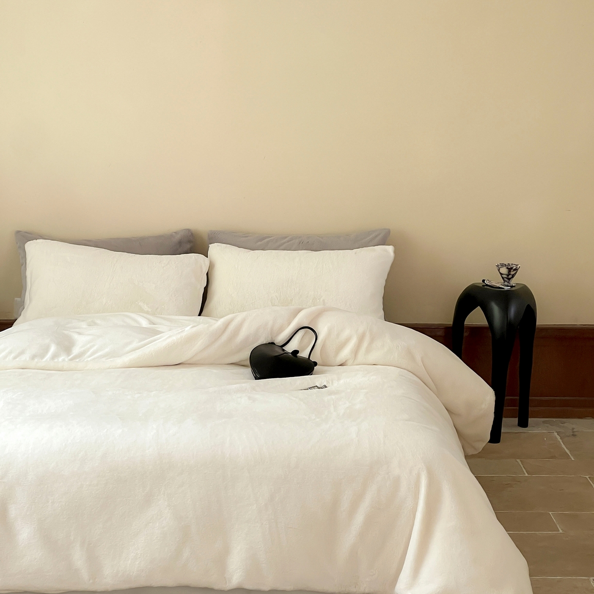 91家纺网 家纺一手货源 找家纺 ONE TWO ONE 121 2025秋冬新款纯色双拼兔毛绒牛奶绒床上用品被套床单枕套四件套被子床垫褥子被芯毛毯 （会员：-10元） 安娜-雪白