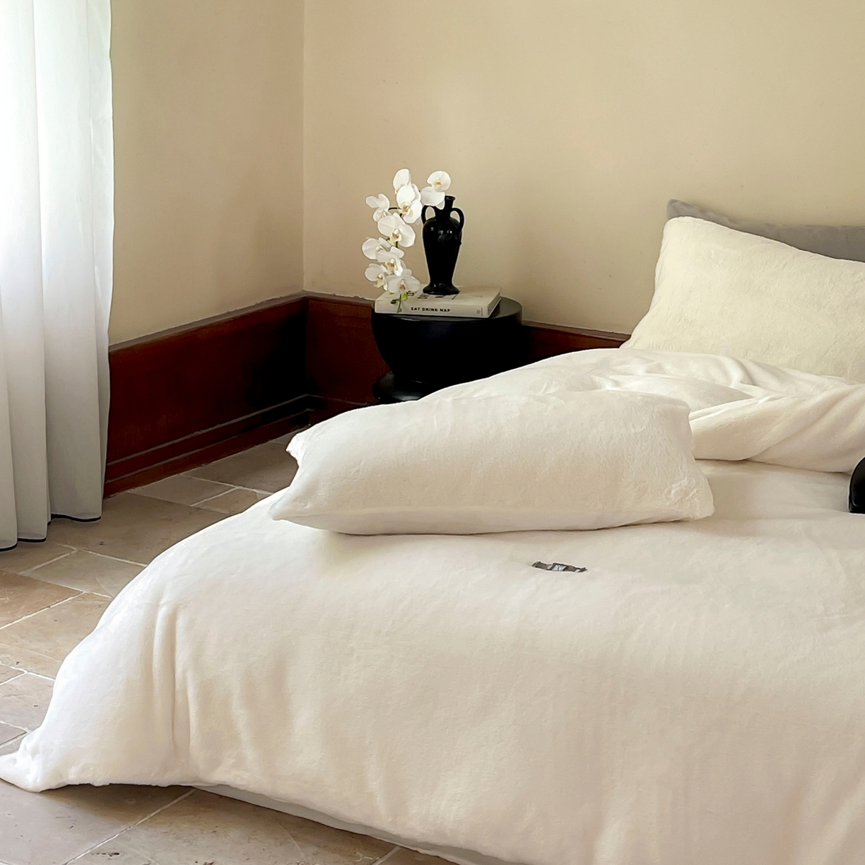 91家纺网 家纺一手货源 找家纺 ONE TWO ONE 121 2025秋冬新款纯色双拼兔毛绒牛奶绒床上用品被套床单枕套四件套被子床垫褥子被芯毛毯 （会员：-10元） 安娜-雪白