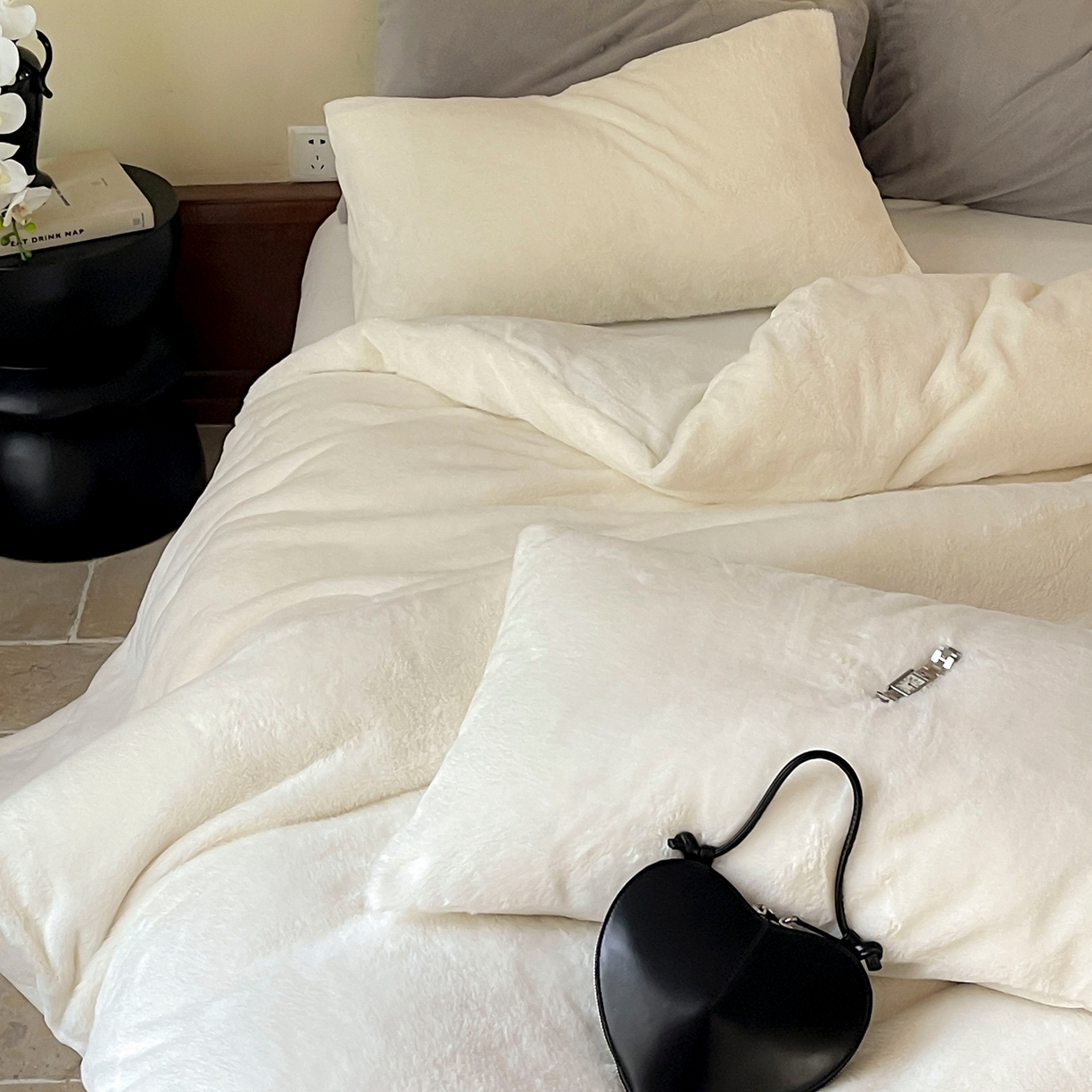 91家纺网 家纺一手货源 找家纺 ONE TWO ONE 121 2025秋冬新款纯色双拼兔毛绒牛奶绒床上用品被套床单枕套四件套被子床垫褥子被芯毛毯 （会员：-10元） 安娜-雪白