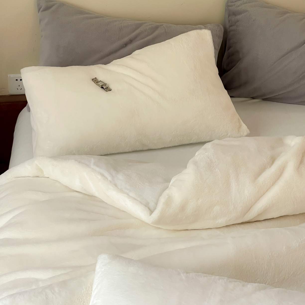 91家纺网 家纺一手货源 找家纺 ONE TWO ONE 121 2025秋冬新款纯色双拼兔毛绒牛奶绒床上用品被套床单枕套四件套被子床垫褥子被芯毛毯 （会员：-10元） 安娜-雪白