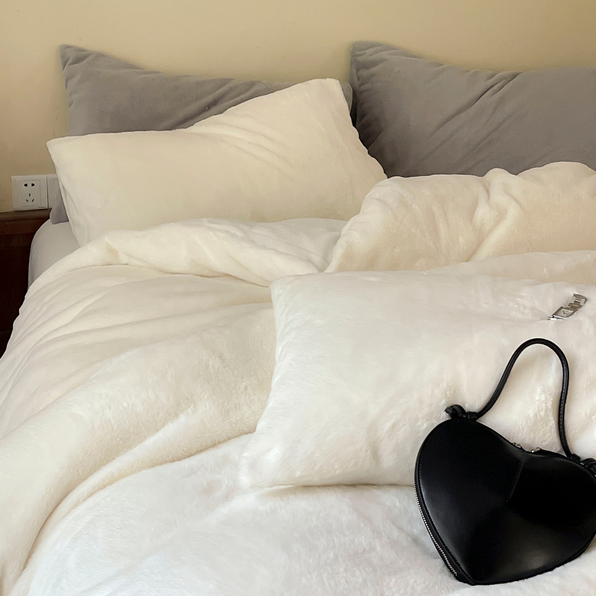 91家纺网 家纺一手货源 找家纺 ONE TWO ONE 121 2025秋冬新款纯色双拼兔毛绒牛奶绒床上用品被套床单枕套四件套被子床垫褥子被芯毛毯 （会员：-10元） 安娜-雪白