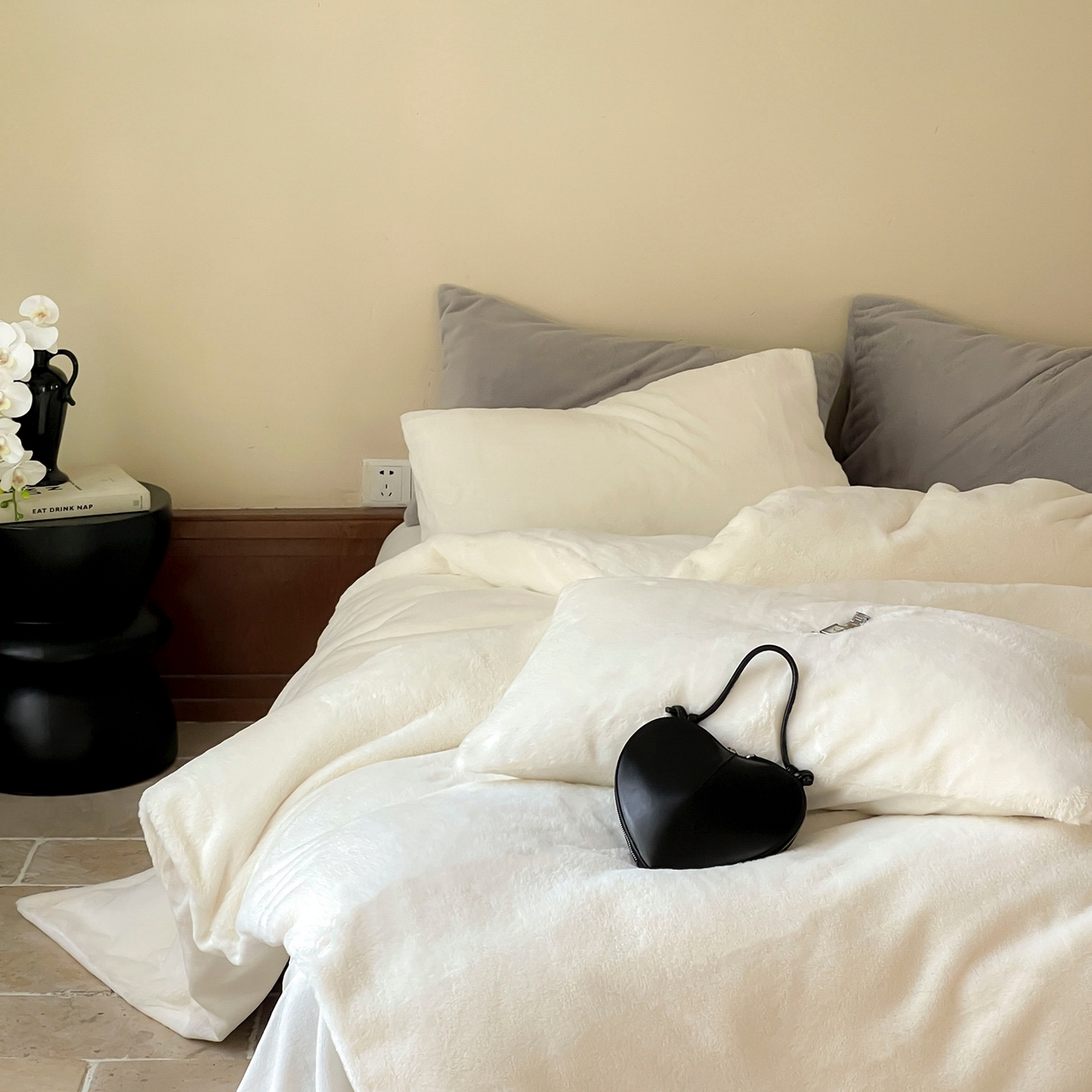 91家纺网 家纺一手货源 找家纺 ONE TWO ONE 121 2025秋冬新款纯色双拼兔毛绒牛奶绒床上用品被套床单枕套四件套被子床垫褥子被芯毛毯 （会员：-10元） 安娜-雪白