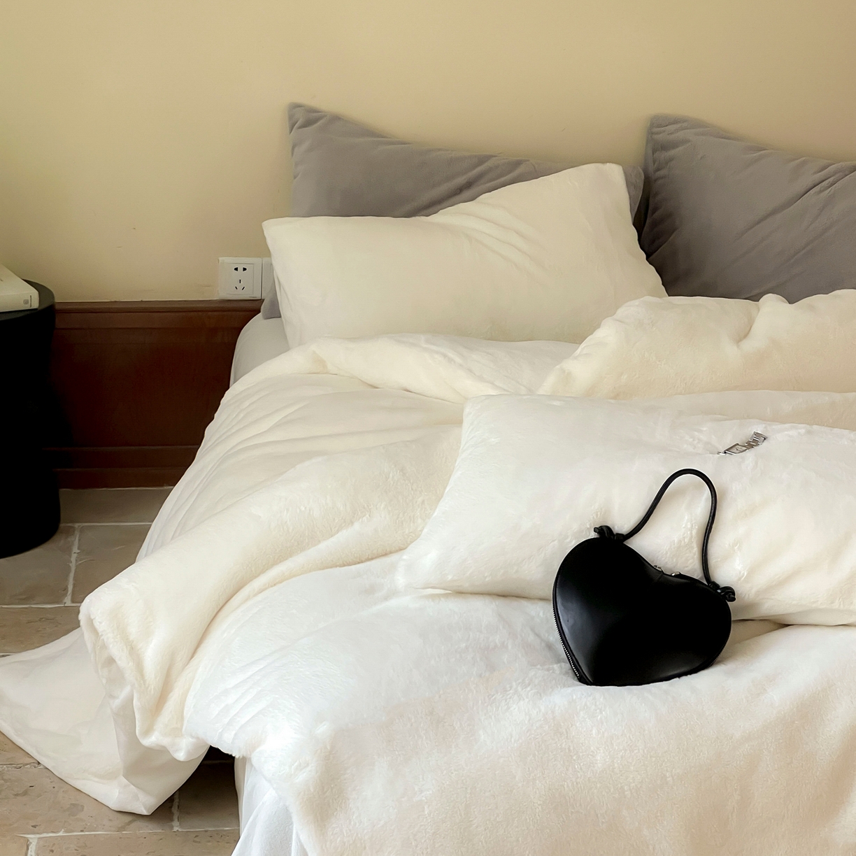 91家纺网 家纺一手货源 找家纺 ONE TWO ONE 121 2025秋冬新款纯色双拼兔毛绒牛奶绒床上用品被套床单枕套四件套被子床垫褥子被芯毛毯 （会员：-10元） 安娜-雪白