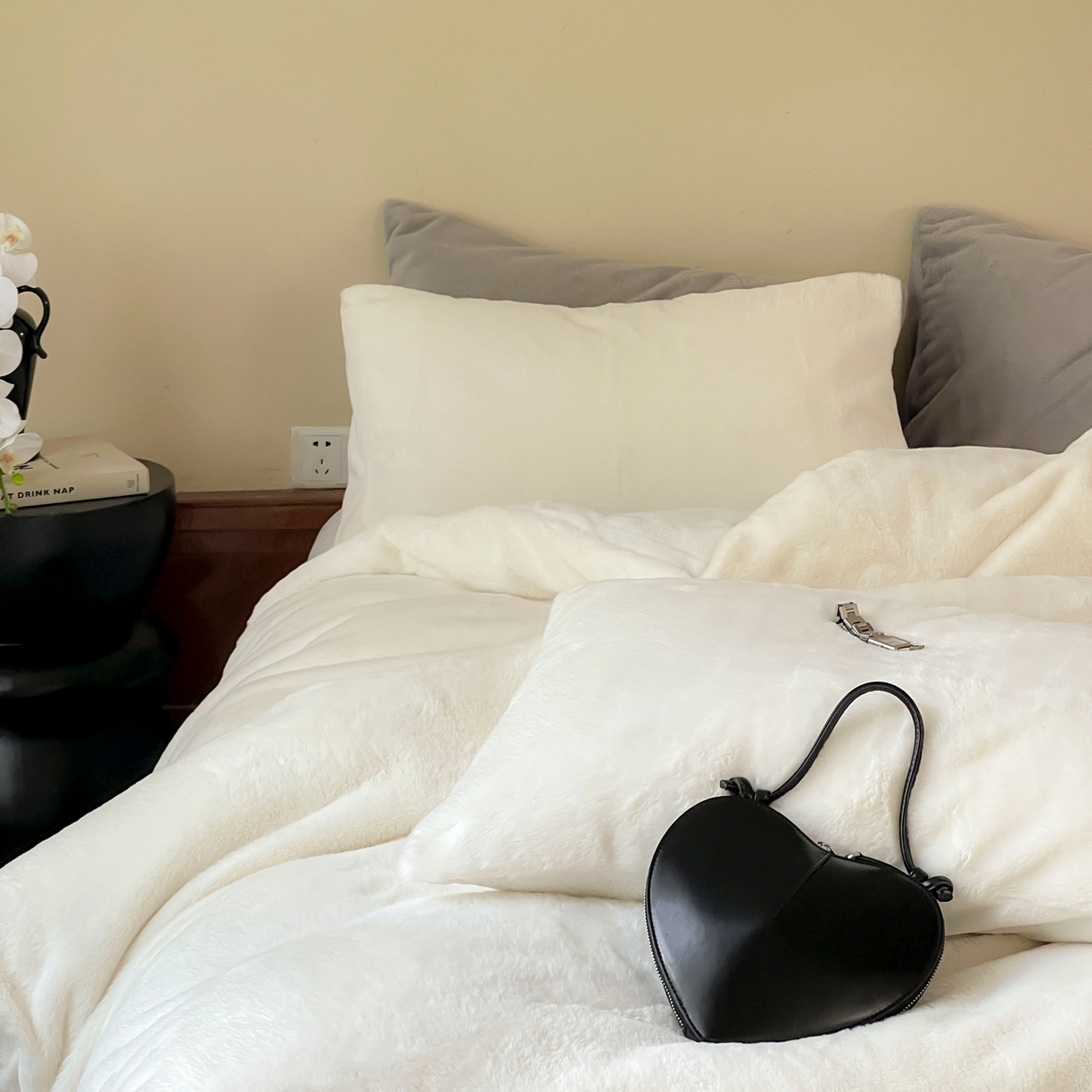 91家纺网 家纺一手货源 找家纺 ONE TWO ONE 121 2025秋冬新款纯色双拼兔毛绒牛奶绒床上用品被套床单枕套四件套被子床垫褥子被芯毛毯 （会员：-10元） 安娜-雪白