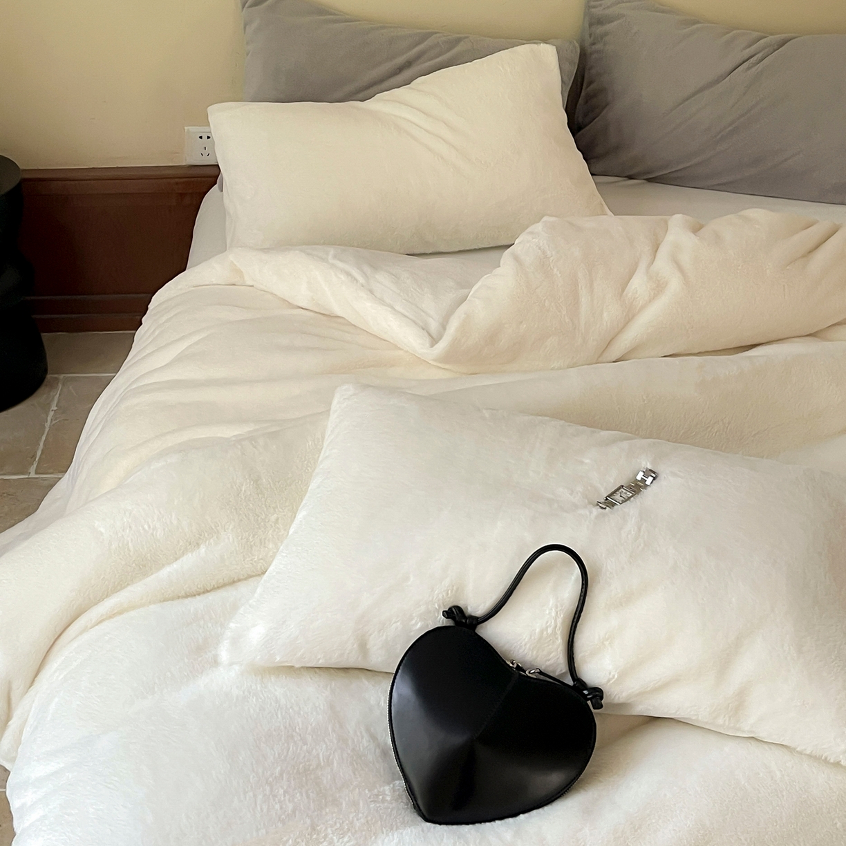 91家纺网 家纺一手货源 找家纺 ONE TWO ONE 121 2025秋冬新款纯色双拼兔毛绒牛奶绒床上用品被套床单枕套四件套被子床垫褥子被芯毛毯 （会员：-10元） 安娜-雪白