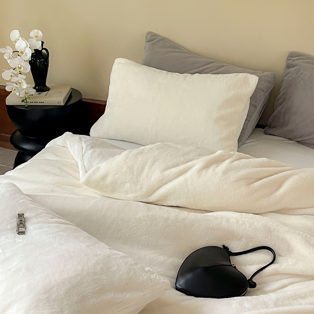 91家纺网 家纺一手货源 找家纺 ONE TWO ONE 121 2025秋冬新款纯色双拼兔毛绒牛奶绒床上用品被套床单枕套四件套被子床垫褥子被芯毛毯 （会员：-10元） 安娜-雪白