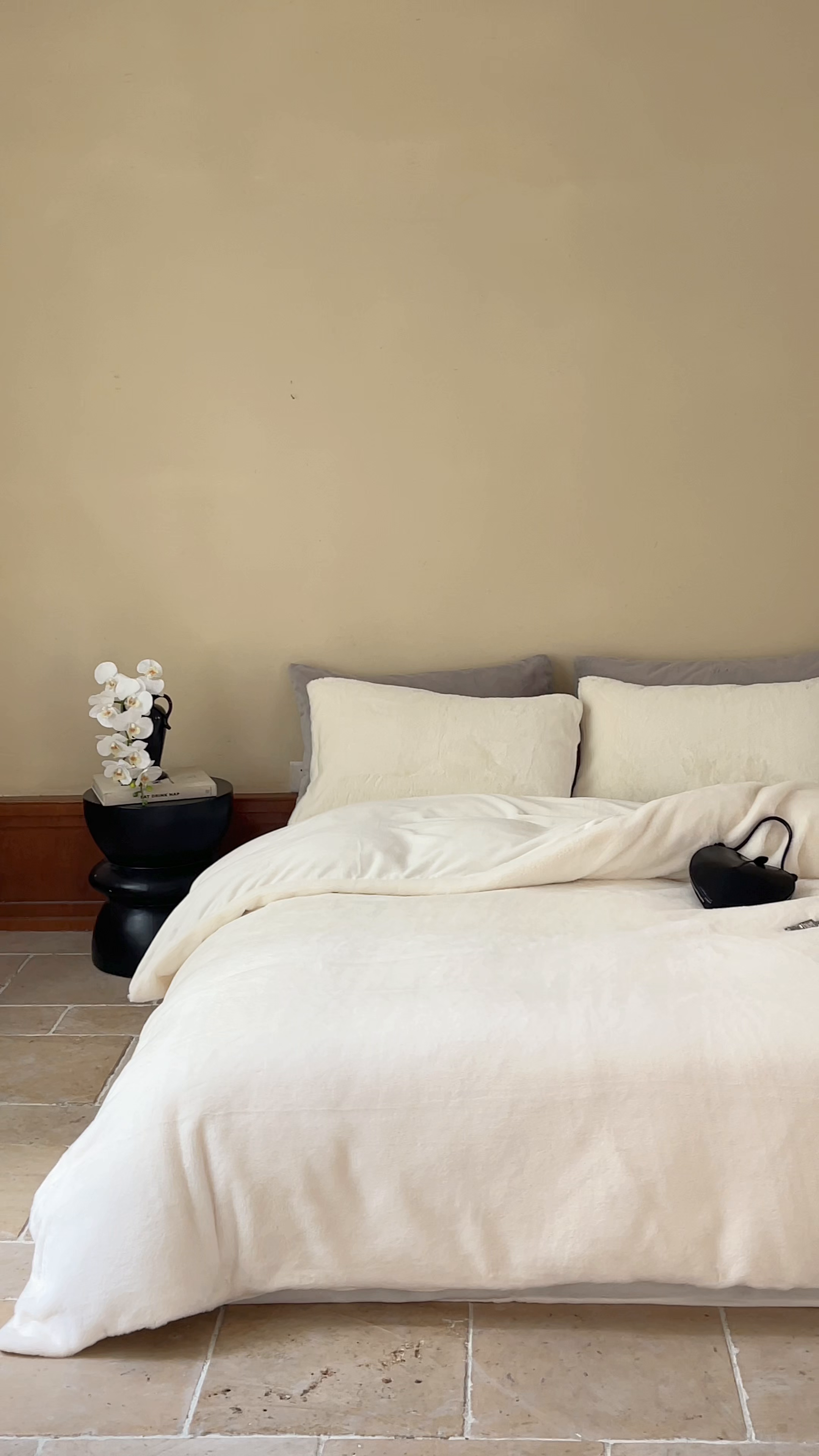 91家纺网 家纺一手货源 找家纺 ONE TWO ONE 121 2025秋冬新款纯色双拼兔毛绒牛奶绒床上用品被套床单枕套四件套被子床垫褥子被芯毛毯 （会员：-10元） 安娜-雪白