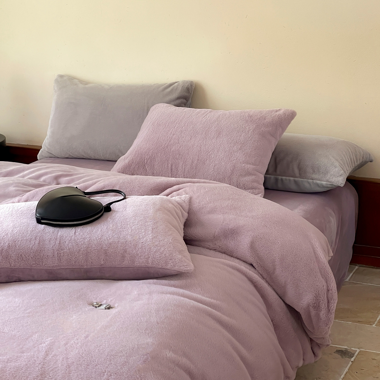 91家纺网 家纺一手货源 找家纺 ONE TWO ONE 121 2025秋冬新款纯色双拼兔毛绒牛奶绒床上用品被套床单枕套四件套被子床垫褥子被芯毛毯 （会员：-10元） 安娜-云紫