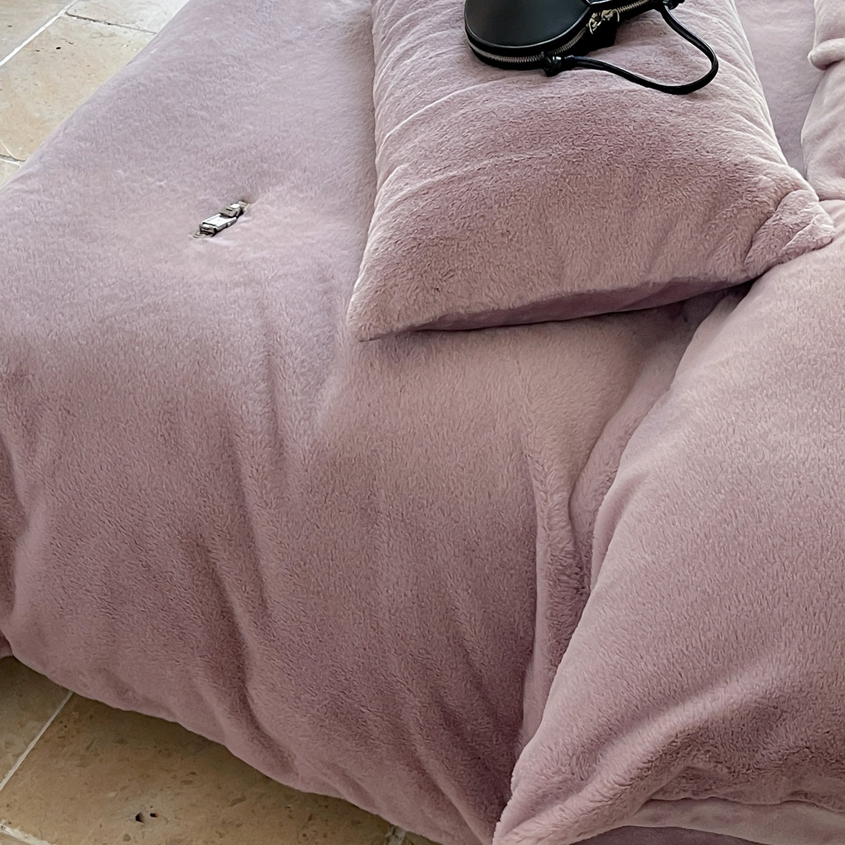 91家纺网 家纺一手货源 找家纺 ONE TWO ONE 121 2025秋冬新款纯色双拼兔毛绒牛奶绒床上用品被套床单枕套四件套被子床垫褥子被芯毛毯 （会员：-10元） 安娜-云紫