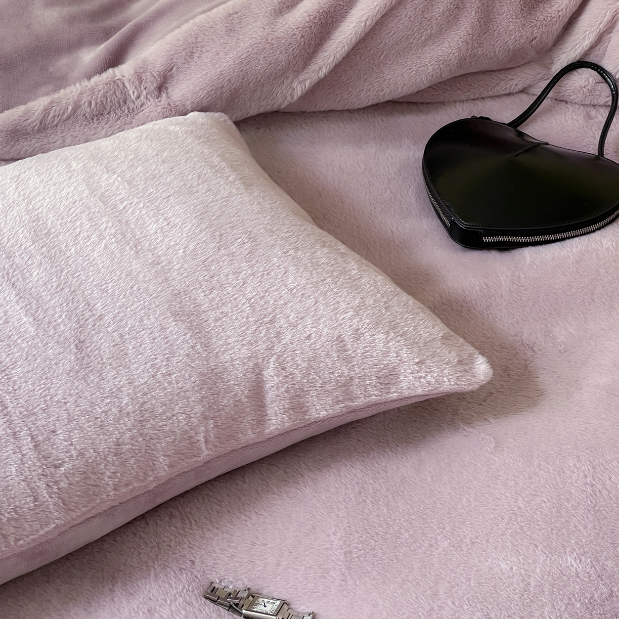 91家纺网 家纺一手货源 找家纺 ONE TWO ONE 121 2025秋冬新款纯色双拼兔毛绒牛奶绒床上用品被套床单枕套四件套被子床垫褥子被芯毛毯 （会员：-10元） 安娜-云紫