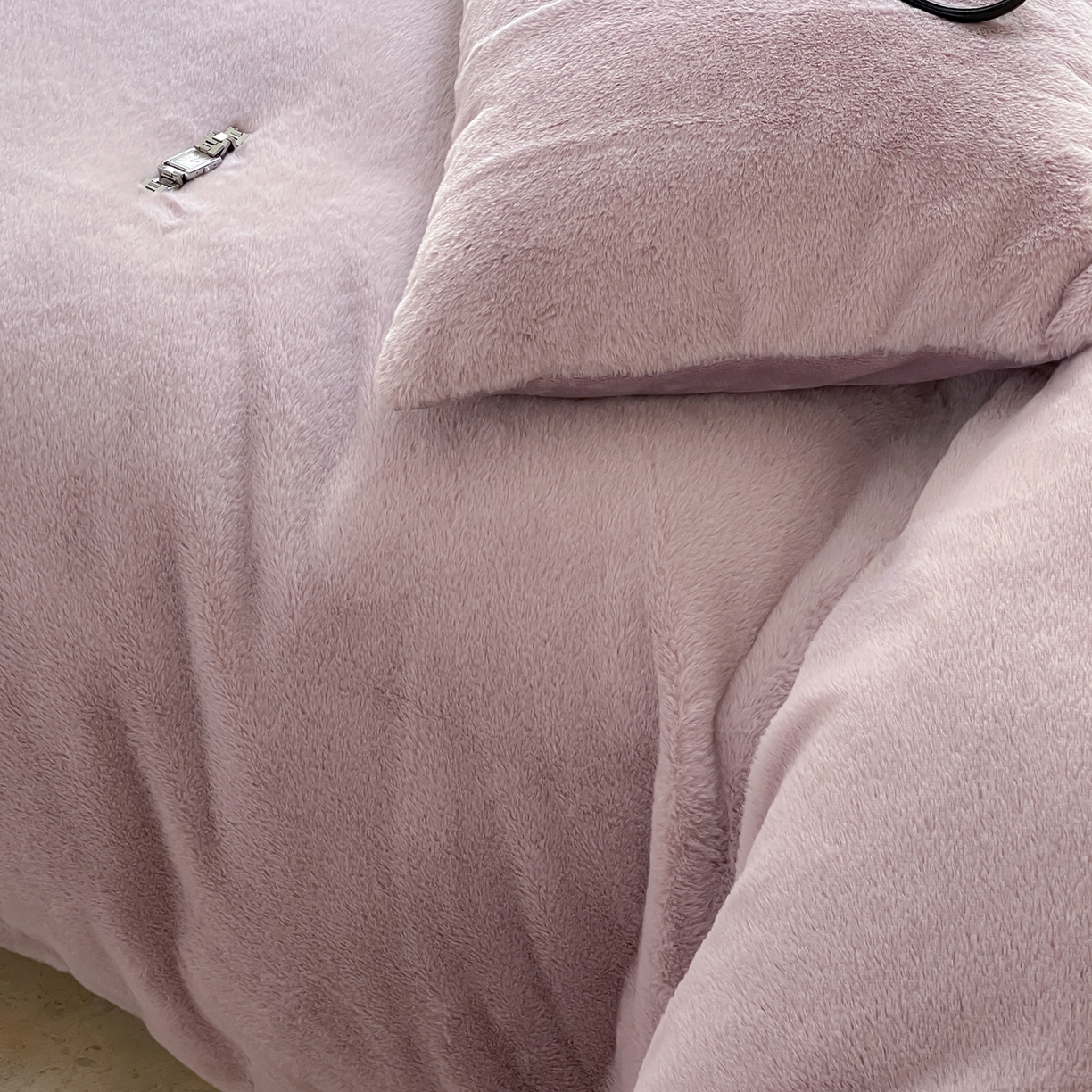 91家纺网 家纺一手货源 找家纺 ONE TWO ONE 121 2025秋冬新款纯色双拼兔毛绒牛奶绒床上用品被套床单枕套四件套被子床垫褥子被芯毛毯 （会员：-10元） 安娜-云紫