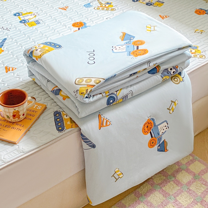 91家纺网 家纺一手货源 找家纺 小叮当家纺仓储工厂店 2025新款母婴级宝宝被子豆豆绒牛奶针织棉被子儿童被子豆豆被大豆被春秋被秋冬被 牛奶针织被-工程车