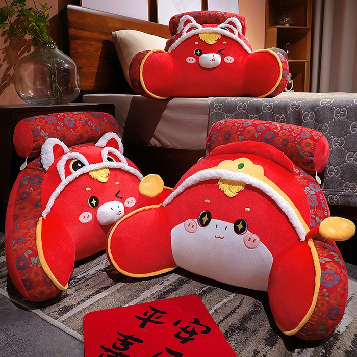 91家纺网 家纺一手货源 找家纺 仟亿莱 2025新款醒狮小马驹三层纱拥抱式腰靠 组合图仅做展示不可下单