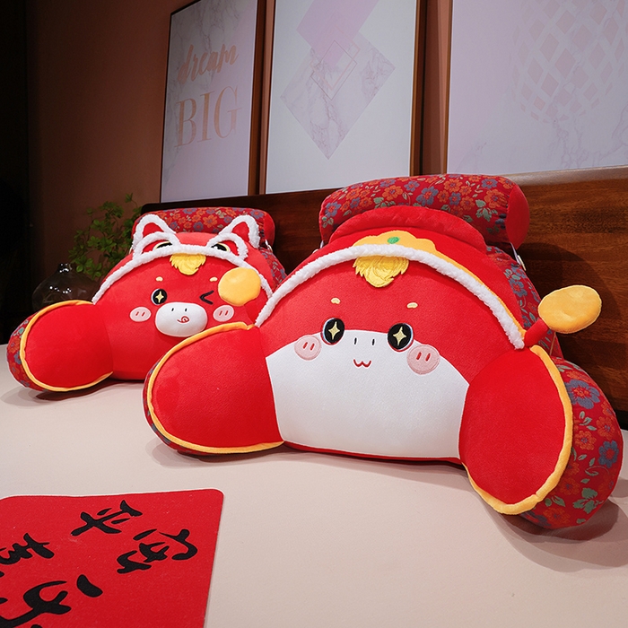 91家纺网 家纺一手货源 找家纺 仟亿莱 2025新款醒狮小马驹三层纱拥抱式腰靠 组合图仅做展示不可下单