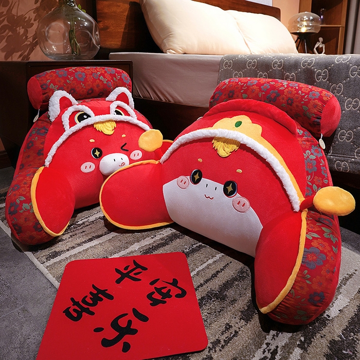 91家纺网 家纺一手货源 找家纺 仟亿莱 2025新款醒狮小马驹三层纱拥抱式腰靠 组合图仅做展示不可下单