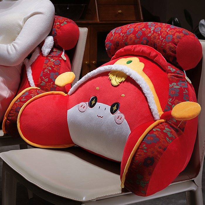 91家纺网 家纺一手货源 找家纺 仟亿莱 2025新款醒狮小马驹三层纱拥抱式腰靠 拥抱财神福马