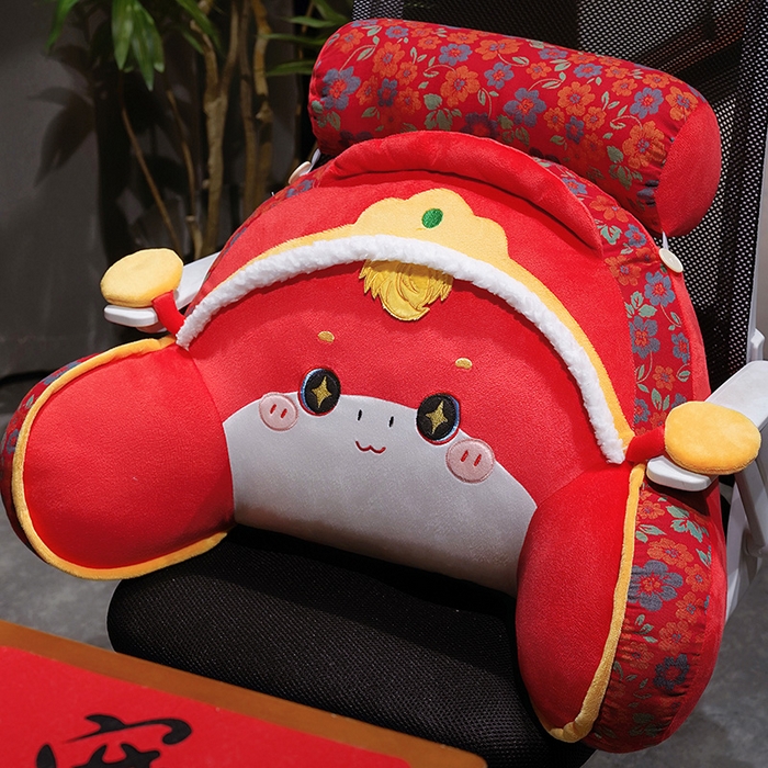 91家纺网 家纺一手货源 找家纺 仟亿莱 2025新款醒狮小马驹三层纱拥抱式腰靠 拥抱财神福马