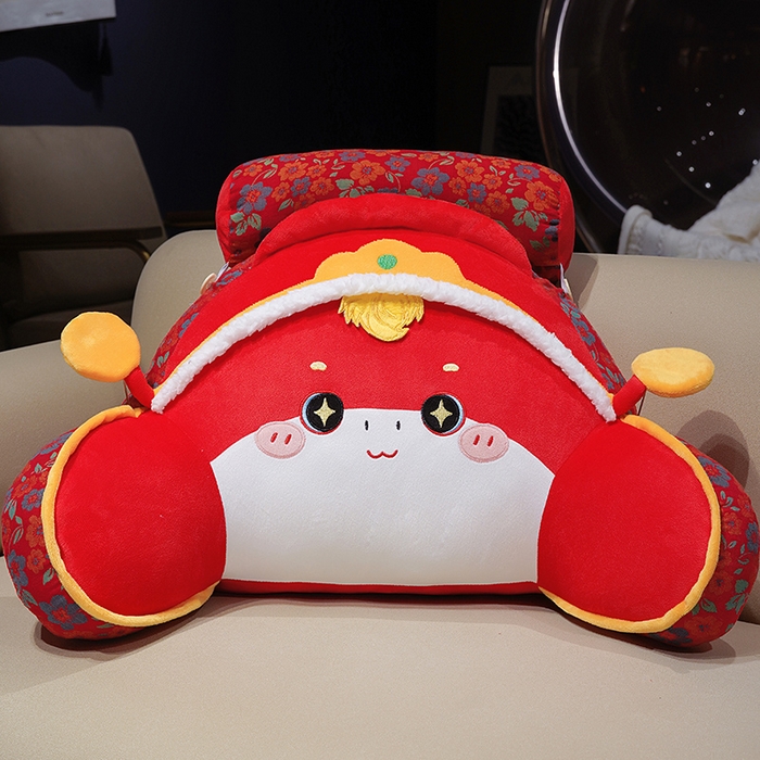 91家纺网 家纺一手货源 找家纺 仟亿莱 2025新款醒狮小马驹三层纱拥抱式腰靠 拥抱财神福马