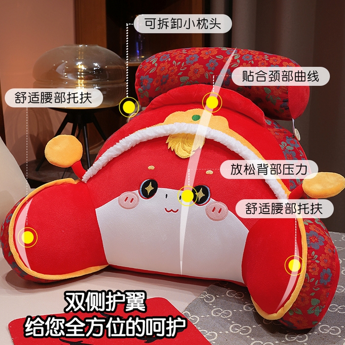 91家纺网 家纺一手货源 找家纺 仟亿莱 2025新款醒狮小马驹三层纱拥抱式腰靠 拥抱财神福马