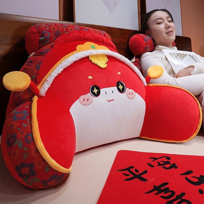 91家纺网 家纺一手货源 找家纺 仟亿莱 2025新款醒狮小马驹三层纱拥抱式腰靠 拥抱财神福马