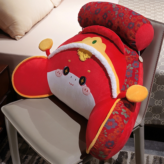 91家纺网 家纺一手货源 找家纺 仟亿莱 2025新款醒狮小马驹三层纱拥抱式腰靠 拥抱财神福马